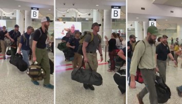 Hasiči z USA vyrazili Austrálii na pomoc. Na letišti je přivítal potlesk!