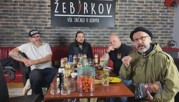 Youtuber popíjel s celebritami a vysílal, udali je a přišla policie