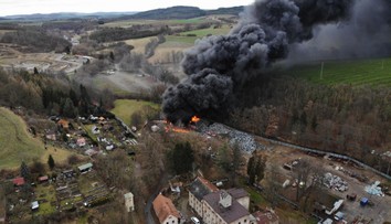 Černý dým nad Sedlčany je vidět na kilometry daleko. Hoří v kovošrotu