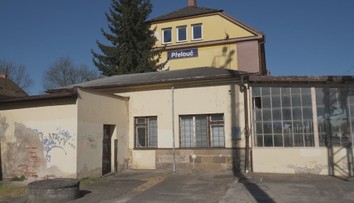 Lidé si stěžují na nádraží v Přelouči. Vadí jim chybějící výtahy i špatné nástupiště
