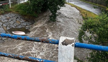 Českem se valí silné bouřky s prudkým deštěm. Potoky se vylévají z břehů