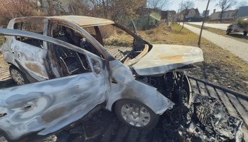 Útočník zapálil auto opozičního zastupitele. Policie žádá o pomoc s identifikací
