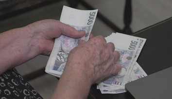 Důchodkyni měla zlodějka ukrást z kabelky stovky tisíc. Hned je začala utrácet