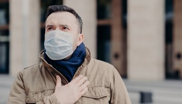 Nošení roušek chrání víc než dýchací cesty. Vědci odhalili překvapivý přínos