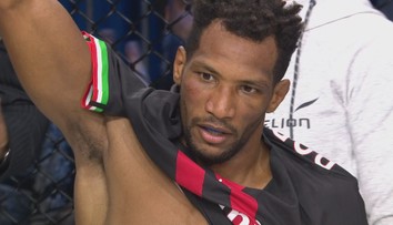 Francouz Barnaoui se vrátil do klece po třech letech, pak soupeře stylově uškrtil