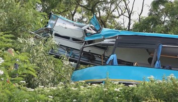Vlak z Česka se na Slovensku srazil s autobusem. Sedm lidí zemřelo