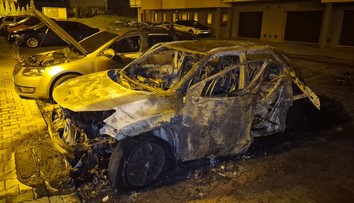 Požár tří aut na Vysočině. V jednom policisté našli ohořelé lidské tělo