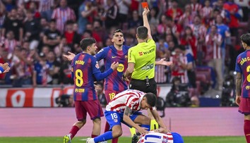 Proč VAR zrušil červenou pro Barcelonu? Španělé zveřejnili diskuzi rozhodčích