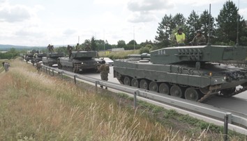 Česko brázdí tanky Leopard. Armáda cvičí jejich přesun po dálnici