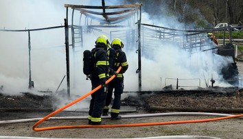 Policie vyšetřila požár stáje v Praze. Může za něj 30letý muž, tvrdí