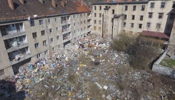 Kolem dvou vybydlených domů to vypadá jako na skládce. Město je nechá zbourat