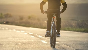 Cyklisté na cyklostezku nemusí. Bylo by to bezpečnější, říká odborník