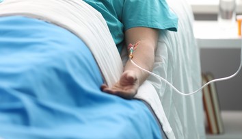Mladík v kómatu "zaspal" pandemii. Virus i přesto dvakrát chytil