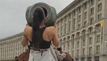 Tohle by Putin neviděl rád. Ukrajinka si z jeho tanku udělala cvičební pomůcku