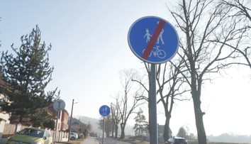 Řidičům v Blansku motají hlavu značky. Na krátkém úseku šestkrát mění rychlost