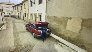 Smůla. Muž nakládal mrtvolu do auta, vyfotili ho při tom na mapu Googlu