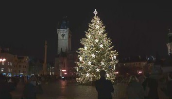 Rozsvěcení stromku na "Staromáku" bylo bez diváků. Co jiná města?