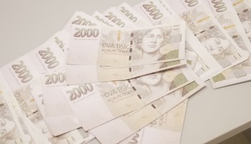 Podezřelí obelstili vkladomaty padělky. Z bank vybrali skoro milion korun