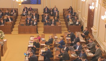 Sněmovna, která končí, byla ve znamení rekordů: Zbraň, kokain i průtahy