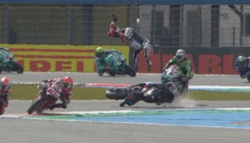 Děsivá nehoda na MS superbiků. Jezdec letěl z motorky, boural i mistr světa