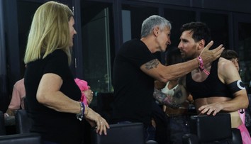 Messi před zraky rodičů řádil, teď ho čeká souboj s českým hráčem