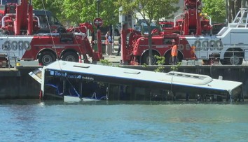 Kuriózní nehoda v Paříži: Řidička v zácviku sjela i s autobusem do řeky