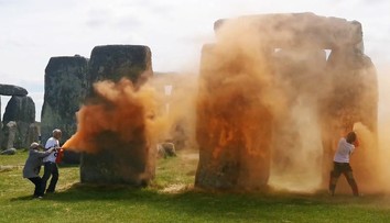 Británie je v šoku. Aktivisté posprejovali slavný monument Stonehenge