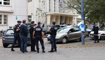 Ve francouzské škole řádil útočník. Čečenec měl ubodat učitele nožem