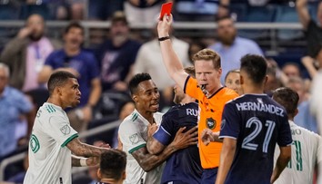 Divočina v MLS: Rozhodčí v nastavení nestačil tahat karty