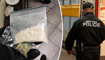 Muž kopal do sanitky a sprostě nadával, strážníci u něj našli drogy