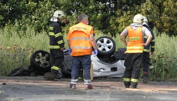 Tragédie: BMW vjelo pod kamion. Uhořel v něm člověk