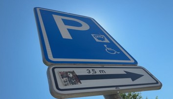 Tesco zavádí na parkovištích varovné značky. Hrozí tisícové pokuty
