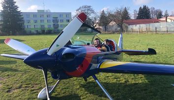 Třístovkou ve vzduchu a silné přetížení. Reportér Novy okusil akrobatické létání