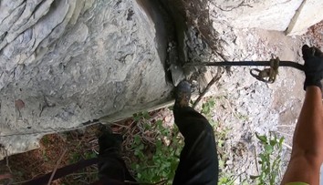 Na Orlickoústecku ohrožuje obyvatele zvětralá skála. Kameny jim padají i na střechy