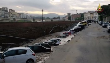 V Itálii pukla země, dvacítka aut zmizela v hlubinách! VIDEO