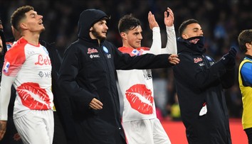 Neapol nastoupila ve valentýnských dresech. Hrůza, hodnotí fanoušci