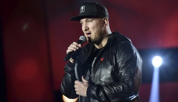 Zpěvák Adamec měl nehodu na motorce. Srazil se s autem, je v nemocnici
