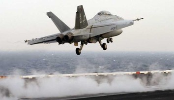 Americká F-18 se zřítila na britském venkově, pilot zahynul