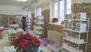 Povodně zastavily výrobu českých ozdob. Letos jich bude méně