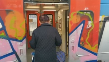 Sprejeři způsobují škody za miliony. Nádraží poničili ještě před otevřením