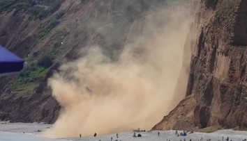 Na pláž v Devonu plnou lidí se zřítil útes. Návštěvníci v panice utíkali