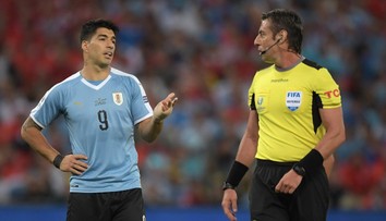 Suárez chtěl penaltu za ruku, pak si uvědomil, že je to brankář