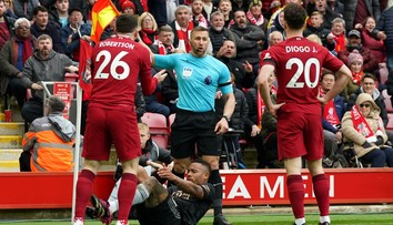 Rozhodčí naschvál trefil hráče Liverpoolu do obličeje. Ten navíc dostal žlutou kartu