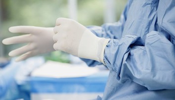 U amputace asistovala lékaři uklízečka. Nemocnice se omluvila