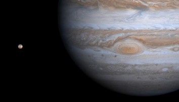 Na Jupiteru zuří mimořádně silné bouře. Mohou je zaznamenat i lidé na Zemi