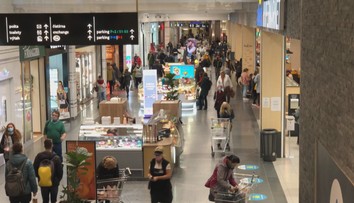 Do nákupních center se valily davy, v centru Prahy zkolabovala doprava!