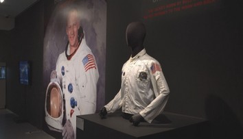 Vydražila se bunda, kterou měl Aldrin na Měsíci. Zájemce vyšla na 68 milionů