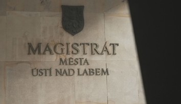 Ústecká úřednice dostává půlmilionové odměny. Za co jsou, odmítá prozradit