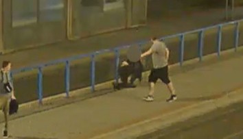 Trojice měla na zastávce zbít 14letého hocha, přihlásila se na policii