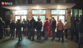 Začaly zápisy prvňáků. Rodiče bojují o místa v dlouhých frontách!
